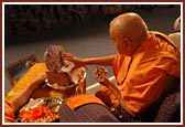 Swamishri performs Harikrishna Maharaj's pujan
