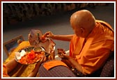 Swamishri performs Harikrishna Maharaj's pujan