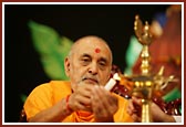 Swamishri performs the Deep Pragatya