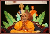 Swamishri gives his blessings for the opening of the Shibir