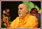 Swamishri gives his blessings for the opening of the Shibir
