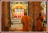 Swamishri performs darshan of Dham, Dhami and Mukta