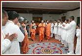 Swamishri greeting Kishores on the way to puja