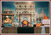 Swamishri gives his blessings in the Fuldol festival