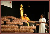 Swamishri sanctifying the images of Nilkanth Varni