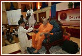 Swamishri interacting with the balaks