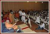 Swamishri views a 'tug of war'