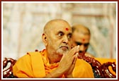Swamishri greets everyone at the end of his puja
