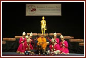 Balaks with Swamishri at the end of the dance