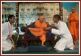 Swamishri sanctifying the medals for the winners of the Pramukh Cup