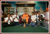 The winning team with Swamishri