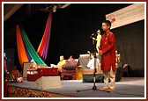 A balak reciting mukhpath during Swamishri's puja