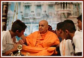 Swamishri talks to the winners