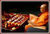 Swamishri performing puja