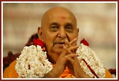 Swamishri with a garland made of popcorns