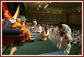 Swamishri colouring the yuvaks
