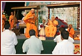 Swamishri colouring the yuvaks