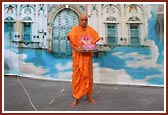 'Aje Yagnapurushne Dwar...' - Swamishri holding Harikrishna Maharaj with the Sarangpur gate in the background