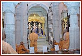 Swamishri engrossed in darshan 