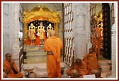 Swamishri engrossed in darshan