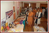 Swamishri looking at the Suvarna Jayanti exhibition