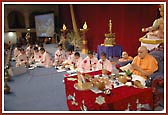 Swamishri performs the mahapuja vidhi whilst the young Balaks sing the Sanskrit shlokas