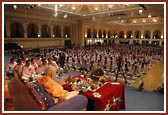 Swamishri performs the mahapuja vidhi whilst the young Balaks sing the Sanskrit shlokas