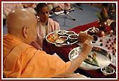 Swamishri performs the Panchamrut snan of the murtis