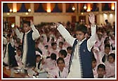 Children do tapni mala to welcome Harikrishna Maharaj