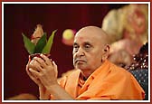 Swamishri holds the Kalash aloft during the mahapuja