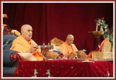 Swamishri performs the arti