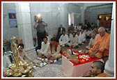 Pujya Doctor Swami performs image installation ceremony of Nilkanth Varni