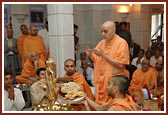 Swamishri completes the image installation