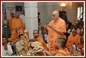 Swamishri completes the image installation