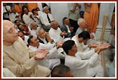 Devotees enthusiastically receive Swamishri's blessings