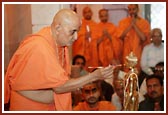 Swamishri completes the image installation