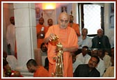 Swamishri performs the first abhishek of Nilkanth Varni