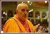 Swamishri immersed in devotion