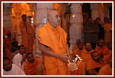 Swamishri performs the arti on Janmashtami