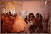 Swamishri performing darshan