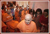 Swamishri performing darshan