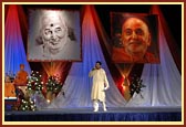 A yuvak narrating incidents from Swamishri’s life 