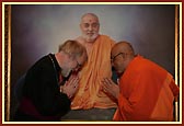 The Archbishop being welcomed by Atmaswarup Swami, Head of the Mandir