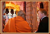Atmaswarup Swami explains the concept of murti puja to Rt. Hon. Charles Kennedy MP