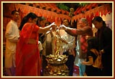 Devotees offer abhishek to Nilkanth Varni