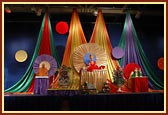 Devotees offer prayers and celebrate the birth of Bhagwan Swaminarayan and Lord Ram in the evening assembly