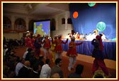 Devotees offer prayers and celebrate the birth of Bhagwan Swaminarayan and Lord Ram in the evening assembly