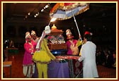 Devotees offer prayers and celebrate the birth of Bhagwan Swaminarayan and Lord Ram in the evening assembly