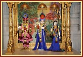  Harikrishna Maharaj and Radha-Krishna Dev 