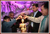 Devotees offer abhishek to Nilkanth Varni